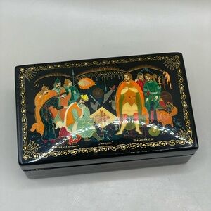 Vintage Russian USSR Palekh Artist Signed Lacquer Trinket Box 3.75x2.25”
